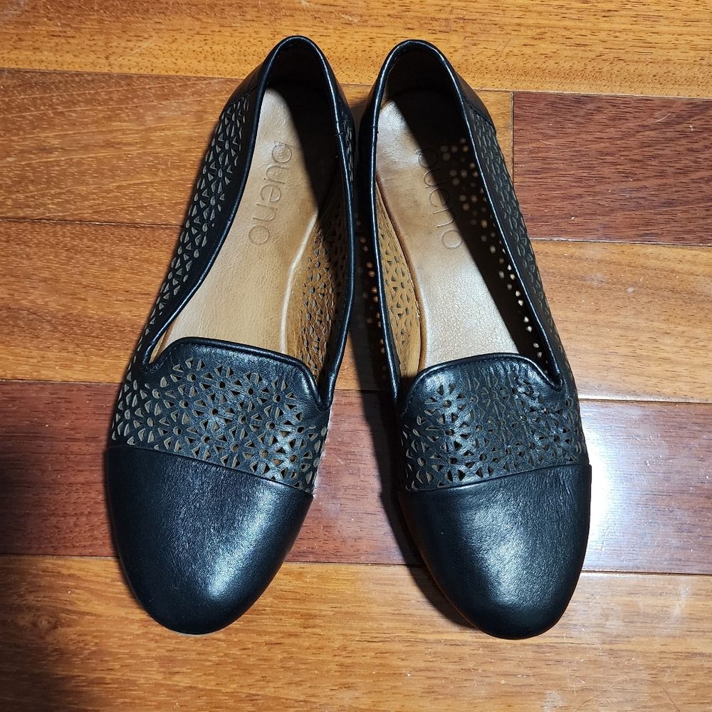 EUC black leather Bueno flats